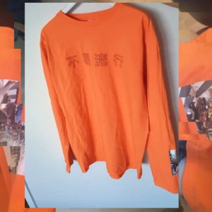  - Oversize tröja med långa ärmar från Mary Jane. Trycket på armen är en bild från Shibuya crossing i Tokyo. Japanska texten på bröstet betyder "Fashion killa" Frakt 25kr. Ordpris 400kr 