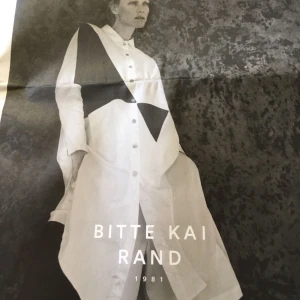  - Sjukt cool skjorta från Bitte Kai Rand  Använd vid tre tillfällen. Inköpt för typ 1600kr Säljes för 500 eller till högst bjudande. Byxor finns till och säljes separat för samma pris.  S (XS) 