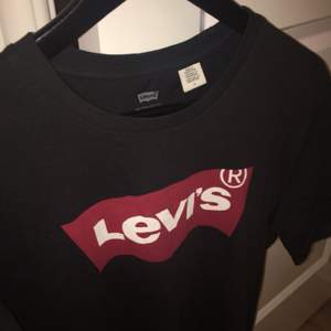 En oanvänd Levis T-shirt! Säljer pga för stor för mig! Näst intill oanvänd
