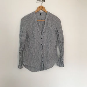  - (Skrynklig) randig skjorta