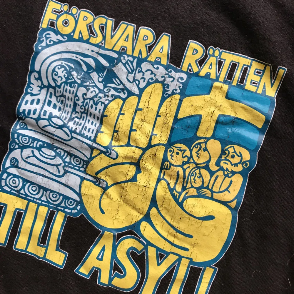 Försvara rätten till asyl! Print är lite sprucket! . T-shirts.