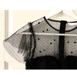  - Jättefin blus från ZARA med fina detaljer. Använd en gång, som ny.