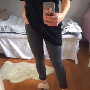  - Gråtvättade jeans i strl 23/34 (skulle säga S). Helt nya och oanvända! :-) 
