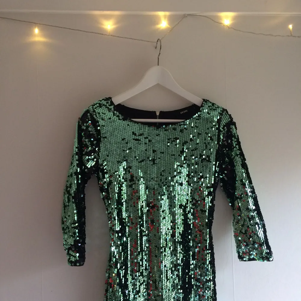 Mintgrön paljettklänning från BikBok i storlek S. Använd 1 gång. Säljs pga att den endast hänger i garderoben. Köparen står för frakten. . Klänningar.