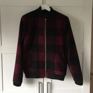  - English style checked bomb jacket, used only 2 times. New condition. 53% wool. 