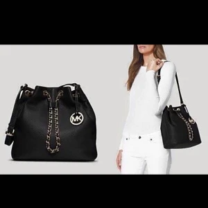  - Michael kors väska, säljs pågrund av lite användning. Få slitningar. Nypris 3700kr