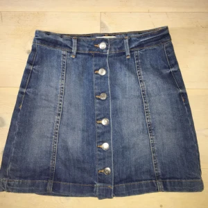  - Jeanskjol med knappar från Gina Tricot