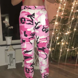 - Rosa camo byxor i storlek S men passar även XS. Oanvända 💝