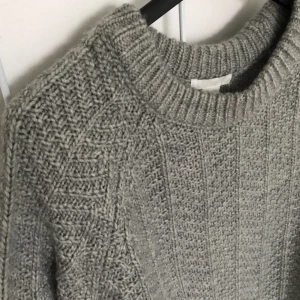  - Skön stickad tröja i storlek Medium, passar även Small som aningen oversize eller Large som mer figurnära. (Säljer en likadan tröja i beige i en annan annons!)
