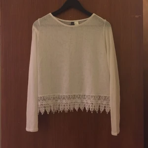  - Tunn stickad tröja med spetskant från HM.