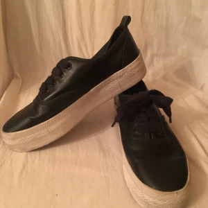  - Praktiskt taget nya skor (använda 3-4ggr) från h&m.  Finns att hämtas på Lidingö eller kan mötas upp i stan. 