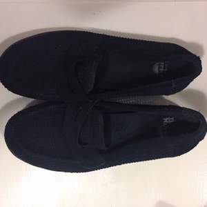 Loafers från Dr. Martens i svart/mörkblått, helt oanvända pga fel storlek✨👞