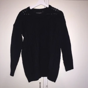  - Väldigt stor, mysig och varm, skulle dock säga att den är M. Pris går alltid att diskutera. Möter upp i Stockholm annars får köparen stå för frakt