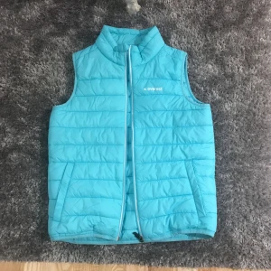  - Använde förra året denna väst under tunna höstjackor och kappor, men även under vinterjackan när det var riktigt kallt.. den värmer på de rätta ställena och känns inte byltig att ha under (till skillnad från massa tjocka tröjor). Världens bästa tips! 😁🎿