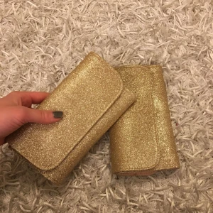  - Två stycken guldiga borsthållare från bareminerals! Perfekt till resor. Säljer pga har redan en. 