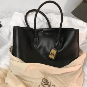  - Lauren Ralph Lauren Tate City Tote - fantastiskt skick!  Original-dust bag medföljer.  Originalpris: 2800:-