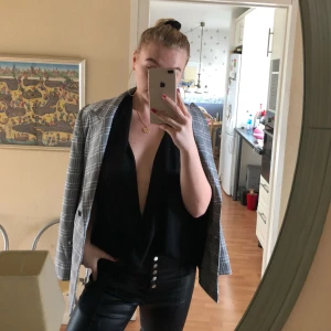  - Det perfekta linnet att ha under en kavaj/blazer🌷 snygg urringning och perfekt till sommaren. Jag bjuder på frakten💕