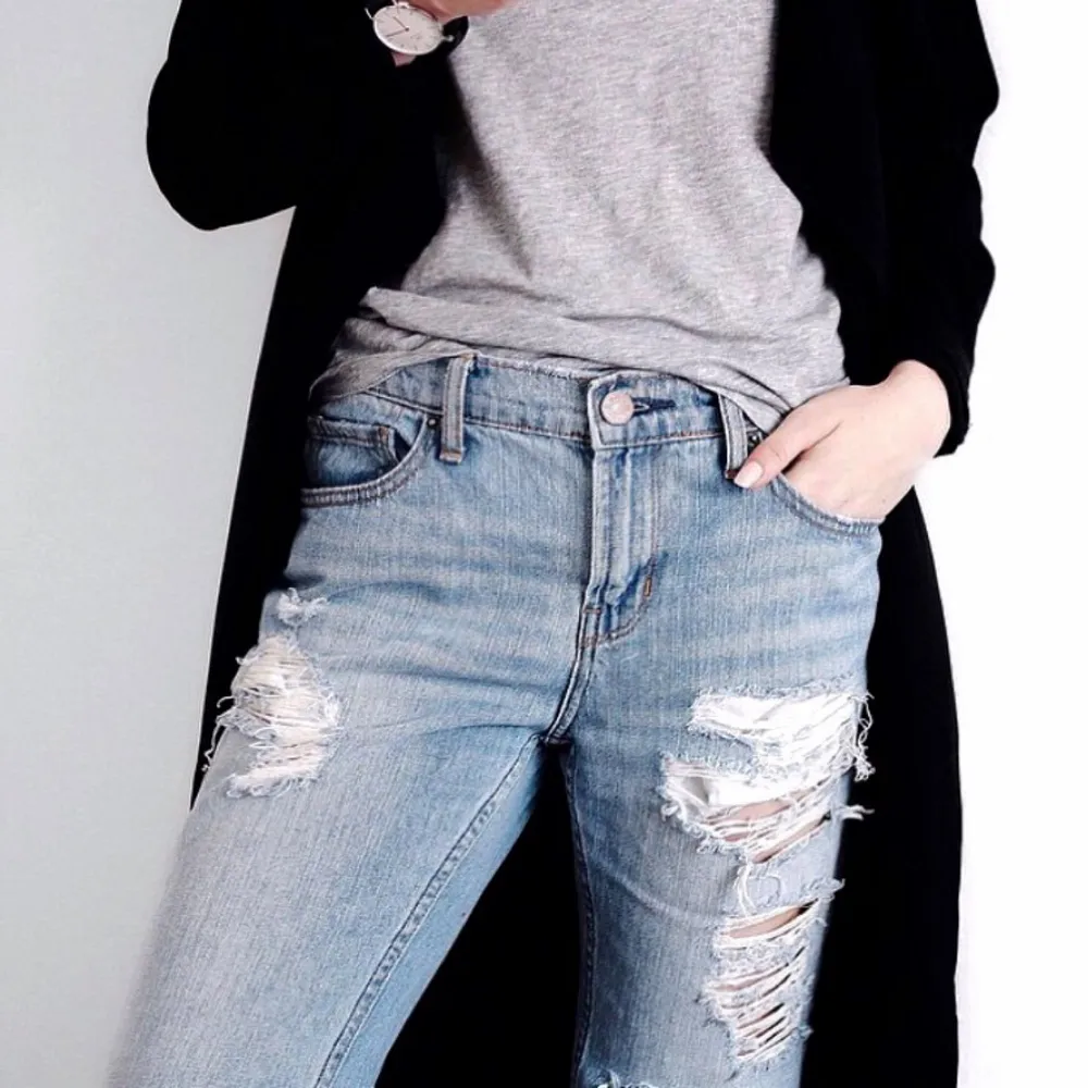Ljusa trashed jeans i boyfriendmodell från Urban Outfitters inköpta i New York. Gott skick! Waist 26. Köparen står för frakten ✨. Jeans & Byxor.