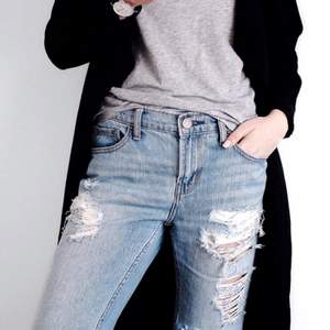 Ljusa trashed jeans i boyfriendmodell från Urban Outfitters inköpta i New York. Gott skick! Waist 26. Köparen står för frakten ✨