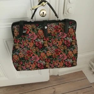  - En helt underbar Pippi-väska. Vintage men i väldigt gott skick. Bottenplattan är lite knögglig då botten bar blivit blöt en gång i tiden. Inget som syns. 