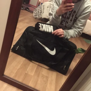  - Träningsväskan Nike ,det ganska stor👜 Bas=60cm höjd=35cm  Du kan få se mer bilder😊