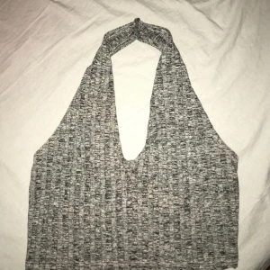  - Skitsnyggt grått halternecklinne från Urban Outfitters. Använd fåtal gånger. Frakt tillkommer