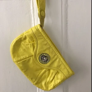  - Säljer en gul clutch väska från Marc Jacobs. 
