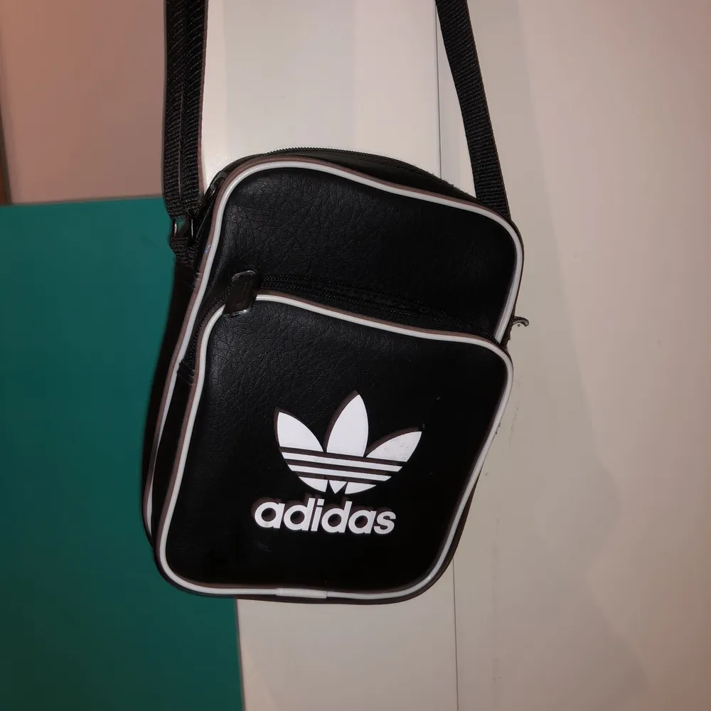 Adidasväska som aldrig används längre, 40 kr frakt tillkommer! . Väskor.