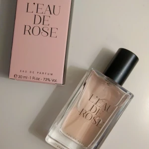  - Parfym med doft av rosor 🌹Endast öppnad och testad ✨