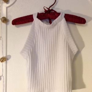  - Vit kort topp i ribbat tyg med halterneckaktig hals. Från Bershka i storlek S. 40 kr + ev. fraktkostnad via Swish