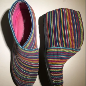  - Supercoola skor från United Nude i storlek 37. Toppskick!! Multifärgat randigt mönster och dold kilklack. Innermått ca 23,5 cm. Endast provade inomhus. Älskar dem men säljer nu pga. fel storlek. Nypris ca 1300 kr. 