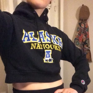  - En snygg cropped tröja. Svart, second hand, tyget i mycket bra skick  +30kr frakt 