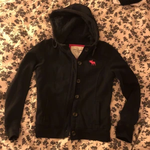  - Abercombie & fitch tjocktröja, en aning tjockare material. Färg mörkblå