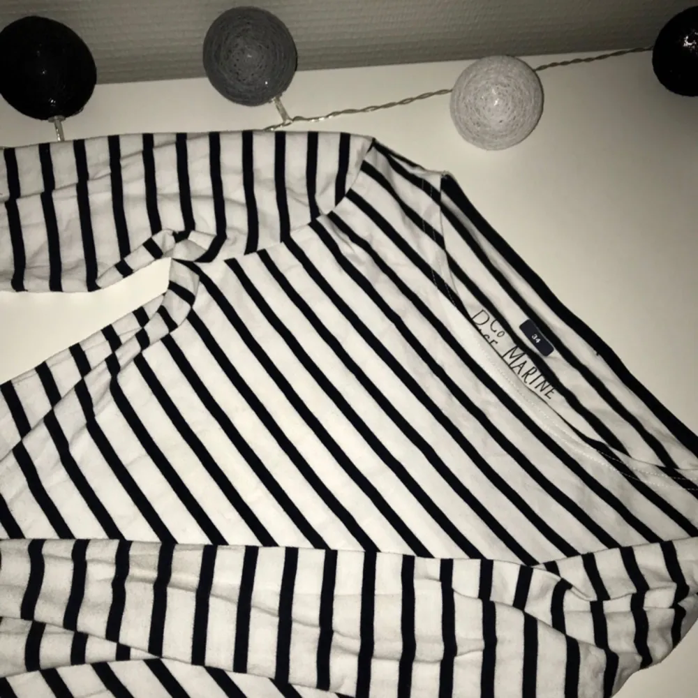 Långärmad svart-vit-randig tröja från Race Marine. Använd ett fåtal gånger så i väldigt bra skick och skönt material. Köpare står för frakten. Storlek 34.. Tröjor & Koftor.