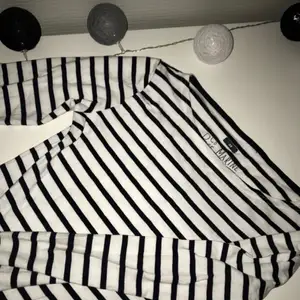 Långärmad svart-vit-randig tröja från Race Marine. Använd ett fåtal gånger så i väldigt bra skick och skönt material. Köpare står för frakten. Storlek 34.