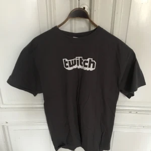  - Twitch T-Shirt. Kan hämtas i Uppsala eller skickas mot porto 