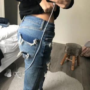  - Säljer dessa jeansen från Zara, knappt använda, som nya. 220kr+porto