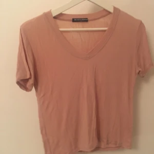  - Nedtonad rosa tröja från brandy melville, inte lika rosa som den ser ut på bilderna, vääääldigt mjuk