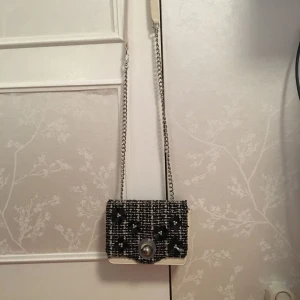  - En söt liten väska från zara som vars utseende man kan byta!