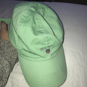  - Grönt e skönt. Samma gäller denna kepsen, skön härligt och snygg. Enkel att reglera passform på och snygg model.  Eventuell frakt står köparen för 