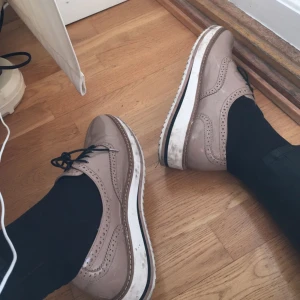  - Skorna är i storlek 41 och är ifrån Zara, dem är inte använda speciellt mycket och är med platå, platån är ungefär 4/5 centimeter. Frakten tillkommer om det behövs att skickas.