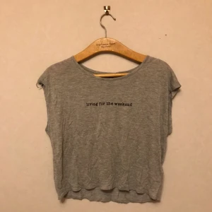  - Mjuk och skön grå t-shirt från H&M 
