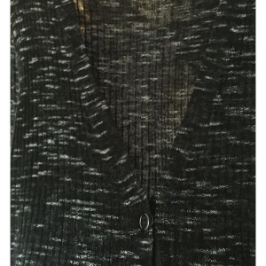  - Lång Cardigan. Svårt att se på bild men den är väldigt fin. Tunn, passar bra på sommaren. Knappar ner till slut.  Jag kan mötas upp i Göteborg men kan även skicka varan, men då står köparen för frakten.  Säljer MASSOR av grejer nu så kika gärna in på vad jag mer säljer! 🌸  Förlåt för dåliga bilder! Min kamera har svårt att fokusera så har använt framkameran på mobilen på vissa bilder! 