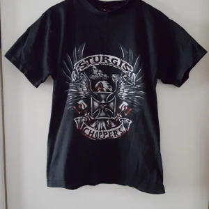  - Svart retro t-shirt med tryck i storlek M.