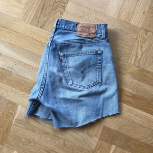  - Shorts från Levi’s i ljusblå färg! Väl använda, därav priset 🌟 stängs med knappar. Jag är en 36/38 i vanliga fall och dessa sitter på mina höfter, sitter högre på en större storlek. 