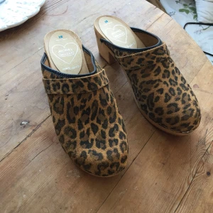  - Moheda skor från monkis samarbete med moheda. Aldrig använda pga. fel storlek. Nypris 600kr. Köparen betalar frakt. 