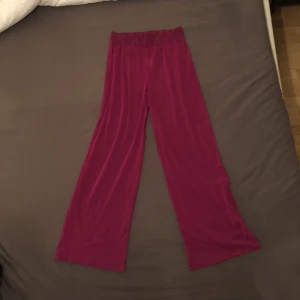  - Rosa/lila, mesh (halvt genomskinliga), midjehöga. Frakt tillkommer. Från Sydafrika (har likadana mörkgröna) knappt använda.