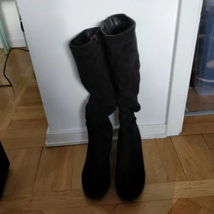  - Fodrade stövlar från Skopunkten. Sparsamt använda. Köparen står för frakten. Kan mötas upp i Gävle, Stockholm eller Sundsvall.   Klack: 8 cm