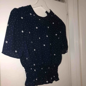  - Topp från Gina tricot i storlek 36, aldrig använd. 