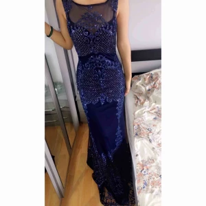  - Väldigt fin blå aftonklänning köpt i en butik i Belgien. Storlek S. Köp innan 14nde februari och få billigare pris! 